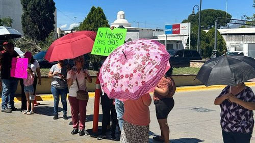 Vecinos protestan por apagón en colonia de Ramos Arizpe