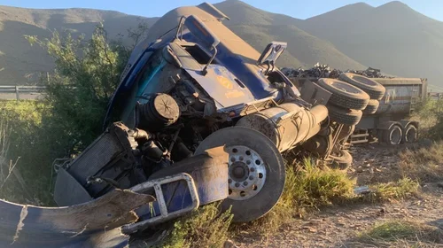 Vuelca tráiler con láminas de acero en la Monterrey–Saltillo