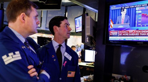 Wall Street abre en rojo mientras precio de petróleo aumenta