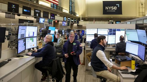 Wall Street abre en rojo tras subida de petróleo
