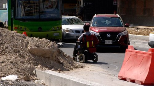 Obra en avenida Ocampo pone en riesgo a peatones