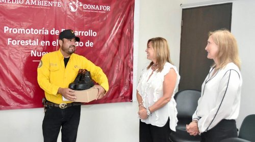 Donan calzado seguro a rescatistas de Nuevo León
