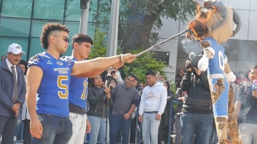 Estudiantes de la Prepa 2 'queman el borrego'