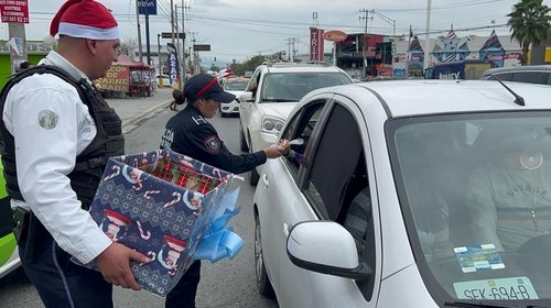 Policías regalan bolsitas de dulces en Guadalupe