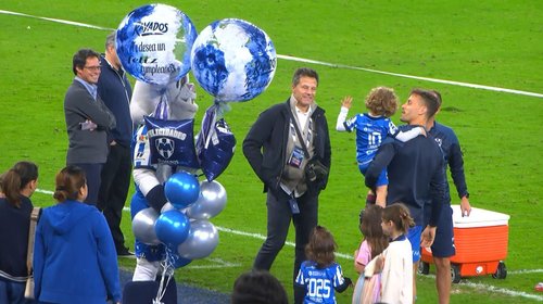 Celebra Canales en cancha de Rayados cumpleaños de su hijo
