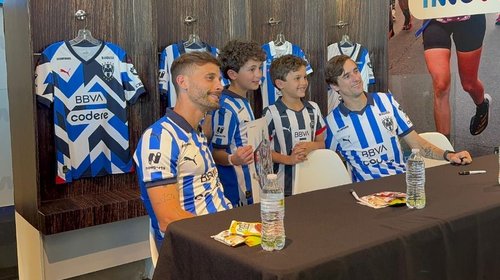 Rayados convive con aficionados en firma de autógrafos