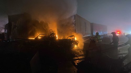 Chocan y se incendian cuatro tráileres en la autopista a Saltillo