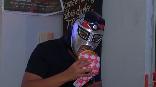 Lucha Burguer, ¡a 2 de 3 mordidas sin límite de tiempo!