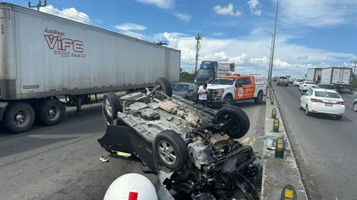 Vuelca una camioneta en la carretera a Laredo