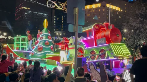 'Caravana Coca-Cola' llena de alegría calles del centro regio