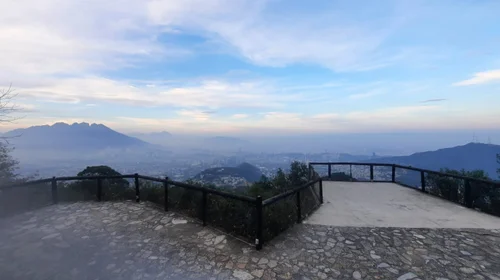 Nube gris en la ciudad; así se ve urbe con mala calidad del aire