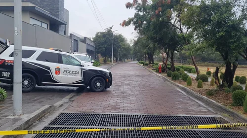 Ejecutan a hombre al interior de su carro en San Pedro
