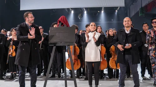 Develan placa conmemorativa en el Teatro de la Ciudad