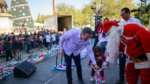 Juguetón Azteca lleva alegría a niños de Monterrey en Navidad