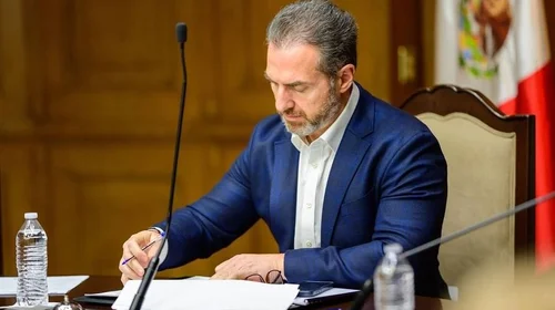 Adrián de la Garza anuncia planes clave y alerta crisis de fondos