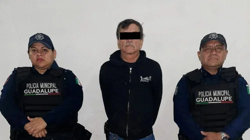 Detienen a hombre por arrastrar a un perro con su camioneta
