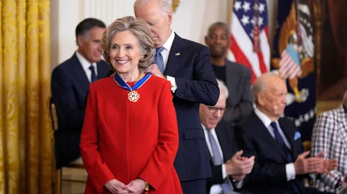 Arremeten contra Biden por premiar a Soros y Clinton