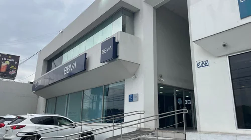 Asaltan por $200 mil pesos a joven fuera de banco en Revolución