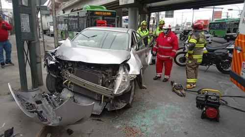 Protección Civil de Monterrey libera a hombre atrapado en auto
