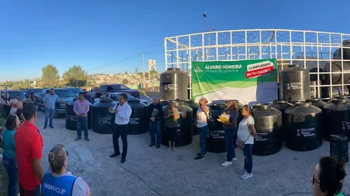 Álvaro Moreira entrega 1,267 tinacos como parte de su gestión