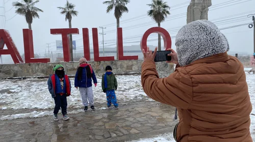 Familias disfrutan de caída de hielo y nieve en Coahuila