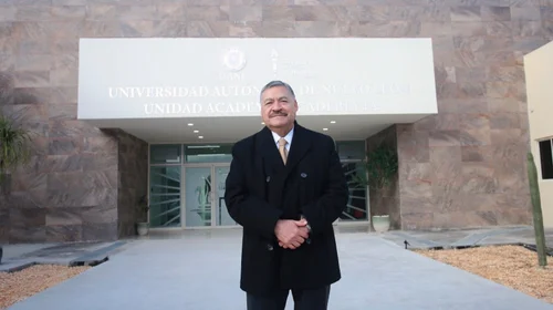 ¡Ni el frío los detiene! Estudiantes de la UANL regresan a clases