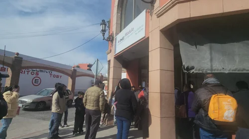 Pesar al frío ciudadanos acuden actualizar su INE