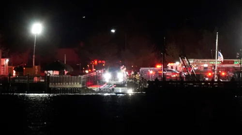 Chocan avión y helicóptero en Washington; buscan sobrevivientes