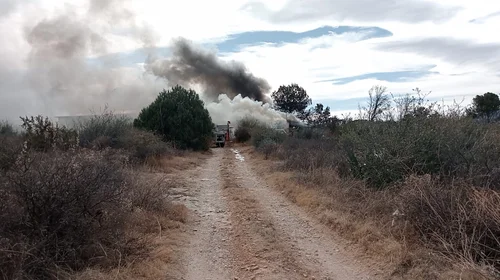 Incendio en Saltillo arrasa con vivienda y tres vehículos