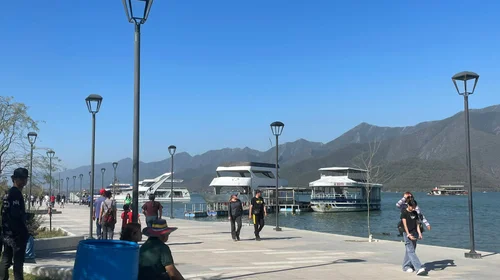Regios aprovechan el asueto y pasean en la Presa La Boca