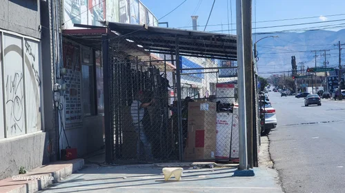 Negocio invade paso peatonal y estacionamiento en Saltillo