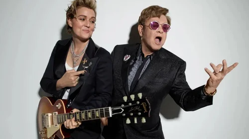 Elton John y Brandi Carlile lanzarán un álbum en abril