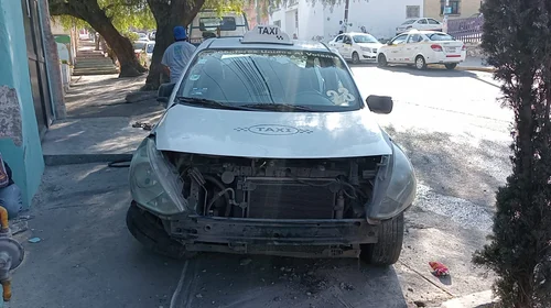 Taxista se impacta contra vivienda en la colonia Ojo de Agua 