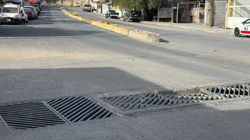 Alcantarilla desnivelada causa daños a automovilistas en Saltillo