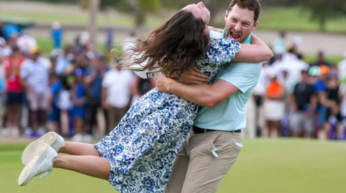 Campeón del Abierto Mexicano de golf celebra con su novia