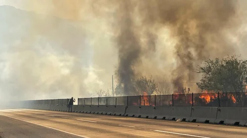 Incendio en límites de García y Santa Catarina causa desalojos