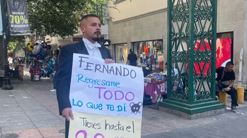 Protesta novio por estafa de organizador; cuestionan su identidad