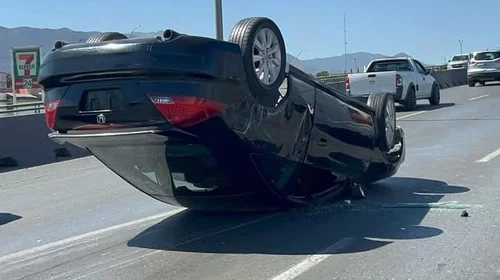 Auto se vuelca tras falla mecánica en periférico LEA