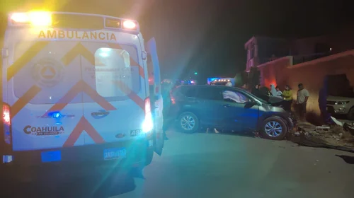 Mujer choca contra una barda tras quedarse dormida al volante