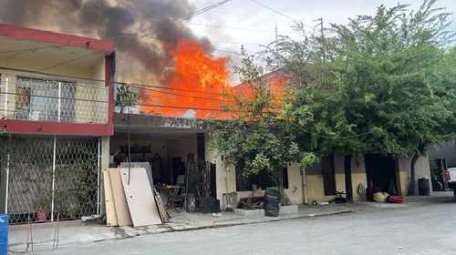 Incendio en casa provoca cierre parcial en Simón Bolívar y Mitras