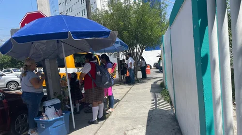 Prohíben comida chatarra adentro de escuelas, pero afuera sigue
