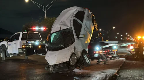 Vuelca automóvil en Díaz Ordaz; dos personas resultan lesionadas