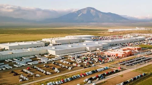Daimler anuncia paro productivo por ajustes operativos