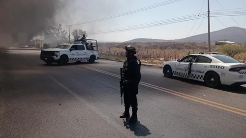 'Ola' de narcobloqueos sacude a Michoacán; incendian vehículos