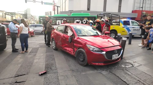 Patrulla choca contra automóvil en el centro de Monterrey