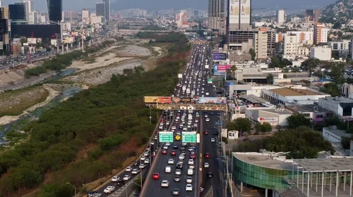 Monterrey, ciudad diseñada para autos y no para personas