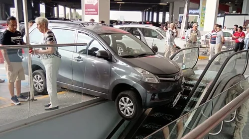 Confunde pedales y casi cae por escaleras eléctricas en plaza