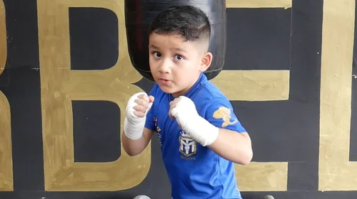 Boxeador regio tiene seis años… ¡Y quiere ser como el ‘Canelo’!