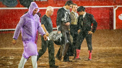 Va de nuevo: posponen para el viernes la corrida de rejoneadores