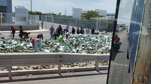 Vuelca un tráiler cargado con mangos en Reynosa